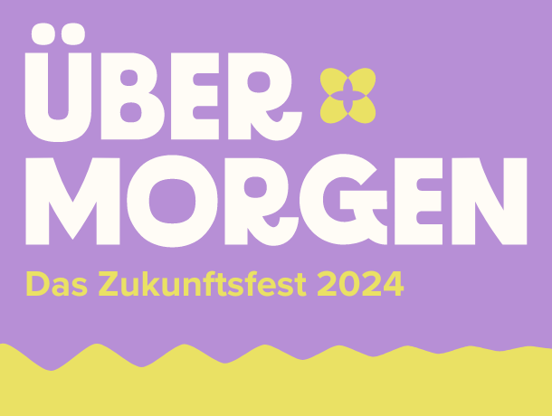 Die Grafik zeigt das Logo des Zukunftsfests 2024 mit dem Titel „ÜBER MORGEN“. Der Hintergrund ist in einem lebendigen Lila gehalten, während der Text in großen, weißen Buchstaben geschrieben ist. Neben dem Wort „ÜBER“ befindet sich ein gelbes Symbol, das wie eine stilisierte Blume aussieht. Unter dem Logo steht in gelber Schrift: „Das Zukunftsfest 2024“. Der untere Rand des Bildes ist mit einer wellenförmigen, gelben Linie verziert, die dem Design eine dynamische und positive Note verleiht. 